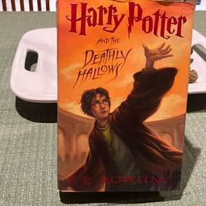 Harry Potter and the Deathly Hallows by JK Rowlings - First Edition 2007